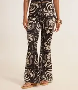 Mono strapless con estampado floral, corte ajustado en el torso y pantalón acampanado.