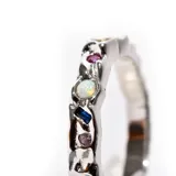 Anillo ajustable de plata enchapada en rodio, decorado con zirconias de colores.