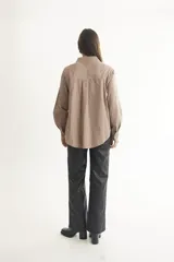 Camisa blanca de corte clásico con bolsillo frontal.