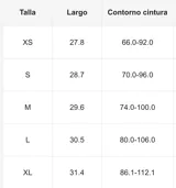Minifalda blanca de encaje con volados asimétricos y cintura con cinturón marrón.