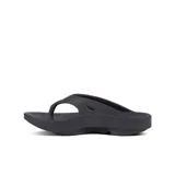 Sandalias negras de goma con tecnología OOfoam para mayor absorción de impacto y soporte en el arco del pie.