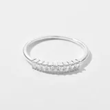 Anillo plateado con hilera de circonitas blancas de corte rectangular.