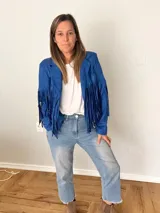 Campera de gamuza sintética color azul con flecos largos en mangas y espalda, corte recto con solapas clásicas.