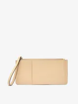 Monedero grande de piel color beige con cierre de cremallera, bolsillo exterior y tarjetero en la parte trasera.