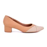 Zapato de cuero color beige con puntera en color crema, taco cuadrado y plantilla acolchada.