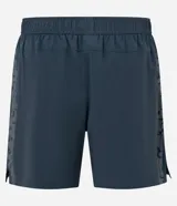 Bermuda deportiva color verde oliva, confeccionada en tejido tecnológico con toque leve y elástico. Cuenta con cintura elástica, cordón interno, bolsillos laterales y estampado reflectivo lateral.