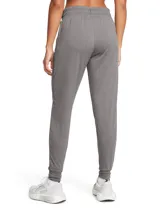 Pantalón de jogging negro Under Armour para mujer, de corte ajustado, con cintura elástica ajustable con cordón, bolsillos laterales y logo estampado en la pierna.