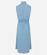 Vestido midi de jean celeste, sin mangas, con cuello camisero, abotonado al frente y con lastex en la cintura.