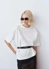 Camiseta oversize blanca de algodón con cuello redondo y mangas cortas.