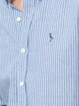 Camisa de vestir a rayas verticales azules y blancas, corte slim fit, con cuello abotonado y logo bordado en el pecho.