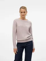 Suéter de punto color lila con cuello redondo y mangas largas.