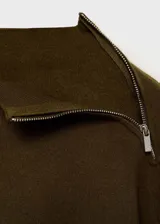 Sweater verde militar de punto medio, con cuello alto con cremallera en el hombro, manga larga y terminaciones en canalé.