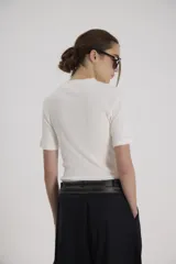 Remera de corte clásico, color marrón, de manga corta y ajuste cómodo.