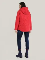 Campera acolchada roja con capucha, cierre de cremallera, bolsillos laterales con cremallera y logo bordado en la manga.