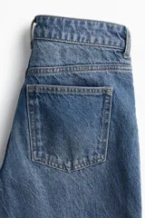 Pantalón de jean acampanado de tiro alto y corte recto hasta la rodilla.
