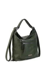 Cartera de símil cuero color verde militar, con opción de uso como mochila. Tiene un bolsillo con cierre en el frente y otro en la parte trasera. El compartimento principal tiene cierre y división interna.