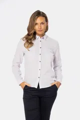 Camisa blanca de lino lisa, de manga larga, con botones metálicos personalizados, dos bolsillos en el pecho y presilla en la manga.