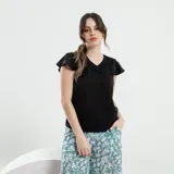 Blusa negra con mangas cortas y volados, de corte suelto y escote en V.