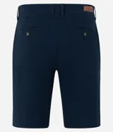 Bermuda masculina de corte slim, confeccionada en sarga lisa color blanco. Cuenta con bolsillos laterales, cierre con botón y cremallera, y trabillas para cinturón.
