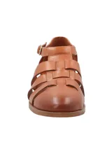 Zapato de cuero color marrón con punta trenzada, taco cuadrado bajo y hebilla ajustable.