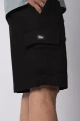 Bermuda cargo color blanco, confeccionada en mezcla de lino y rayón, con cintura elástica ajustable con cordón y bolsillo lateral tipo cargo.