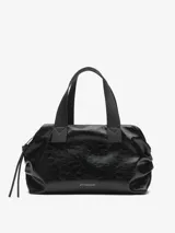 Bolso tipo bowling grande de Adolfo Dominguez, color negro con textura craquelada y acabado brillante. Fabricado con poliéster reciclado. Cuenta con un compartimento principal con cierre de cremallera, bolsillo interior con cierre y asa de hombro.