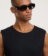 Musculosa de hombre color blanco hueso, con textura de punto, corte regular y escote redondo (canoa).