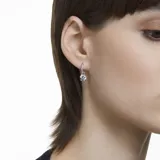 Par de aros colgantes plateados con forma de argolla y cristales blancos incrustados. Cuentan con un cristal blanco central de talla redonda. Cierre a presión.