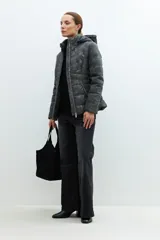 Campera capitoneada de eco-cuero gris oscuro, con cierre frontal y gorro.