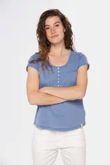 Remera color beige con escote redondo, manga corta, bolsillo en el pecho y cierre parcial con botones.