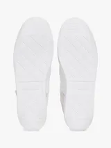 Zapatillas blancas de corte bajo con exterior de ante y paneles con mezcla de texturas. Presentan monograma TH tonal bordado en el lateral y logo de Tommy Hilfiger bordado en la parte trasera.