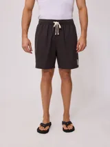 Bermuda de algodón color gris oscuro, con cintura elástica ajustable con cordón.