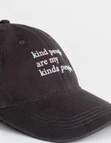 Gorra de gabardina color negro con bordado frontal en letras blancas.
