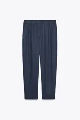 Pantalón azul marino de tiro alto con bolsillos delanteros y terminación con vuelta en el ruedo. Cierre frontal con cremallera y botón.