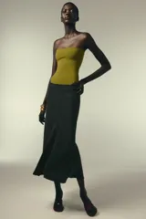 Falda midi color verde oliva de tiro alto con cintura elástica.