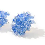 Aros tipo caravana con mostacillas azules y transparentes.