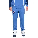Pantalón de jogging celeste con puños ajustados, escudo del Club Nacional de Football y logo de Umbro.