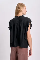 Blusa negra sin mangas con cuello redondo y detalle de volados en los hombros.