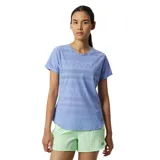 Remera deportiva New Balance Q Speed Jacquard para mujer, color lila con diseño geométrico calado. Confeccionada con tejido de punto jacquard y tecnología NB ICEx de secado rápido. Ajuste atlético, mangas cortas, bajo redondeado con aberturas laterales y logo reflectante.