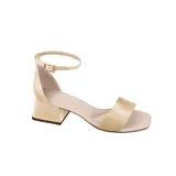 Sandalia de eco cuero en color beige, con taco de 3 cm y tiras anchas en la parte delantera.