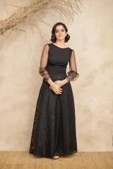 Pollera larga negra con capa de tul y estampado floral.