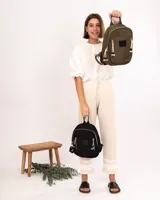 Mochila pequeña color verde militar de nylon con cierres metálicos, logo de goma y detalles de cordones combinados.