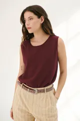 Musculosa color beige claro de tejido de lino con cuello redondo.
