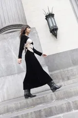 Vestido largo de terciopelo negro con paneles laterales en color crema y abertura en la espalda.