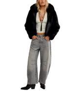 Chaqueta corta de pelo sintético negro con capucha fija y cierre frontal.