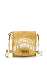 Bandolera color ocre con diseño bordado y broche magnético. Tiene apertura superior con cierre, paneles laterales combinados en tonos pasteles, bolsillo interno y correa larga regulable.