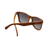 Lentes de sol con montura cuadrada color marrón con efecto madera y lentes grises.