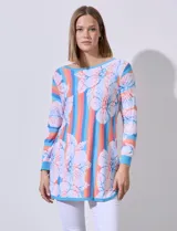 Buzo de hilado fino con estampado floral en tonos azules y rosas, de manga tres cuartos y corte recto.