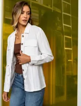 Sobrecamisa blanca de lino y rayón, marca Dash. Tiene cuello solapa, abertura central con botones, bolsillos delanteros y jareta interna de ajuste en la cintura.