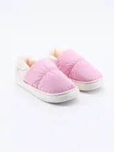 Pantuflas tipo slip-on, color rosado, con capellada acolchada y forro interior de pelo sintético color crema. Suela blanca de goma.